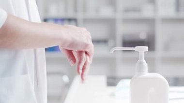 Tıbbi sabunla dezenfektan kullanan doktorların yakın çekimi. Hastanedeki ofis arka planda..