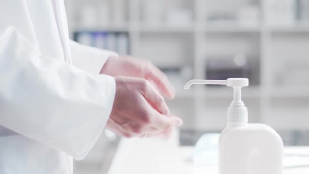 Pendekatan tangan dengan pembersih dokter menggunakan disinfektan dengan sabun medis. Kantor di rumah sakit di latar belakang. — Stok Video