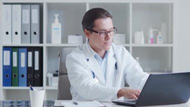 Hastane ofisinde çalışan profesyonel tıp doktoru bilgisayar teknolojisi kullanıyor. Tıp ve sağlık hizmetleri kavramları.