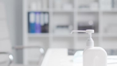 Tıbbi sabunla dezenfektan kullanan doktorların yakın çekimi. Ofis hastanede, arka planda. Virüs koruma kavramı.