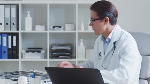 Επαγγελματίας Ιατρός Που Εργάζεται Νοσοκομειακό Γραφείο Χρησιμοποιώντας Τεχνολογία Υπολογιστών Έννοιες — Αρχείο Βίντεο
