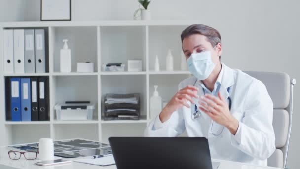 Medico Professionista Che Lavora Nello Studio Ospedaliero Utilizzando Tecnologia Informatica — Video Stock