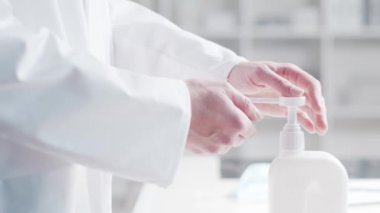 Tıbbi sabunla dezenfektan kullanan doktorların yakın çekimi. Ofis hastanede, arka planda. Virüs koruma kavramı.