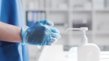 Doktorların ellerine yakın çekim. Ofis hastanede, arka planda. Virüs koruma kavramı.