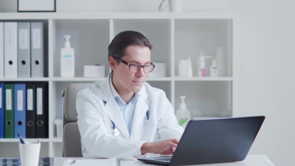 在医院办公室工作的专业医生使用计算机技术 医药和保健概念 — 图库视频影像