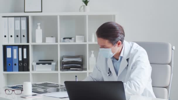 Professioneller Arzt Der Krankenhausbüro Mit Computertechnologie Arbeitet Medizin Und Gesundheitskonzepte — Stockvideo