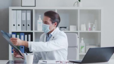 Hastane ofisinde çalışan profesyonel tıp doktoru bilgisayar teknolojisi kullanıyor. Tıp ve sağlık hizmetleri kavramları.