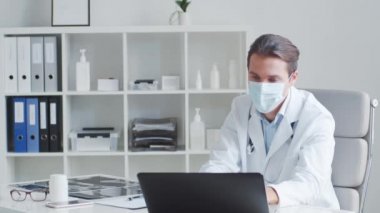 Hastane ofisinde çalışan profesyonel tıp doktoru. Tıp ve sağlık hizmetleri kavramları.