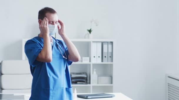 Médecin Professionnel Travaillant Dans Bureau Hôpital Portrait Jeune Confiant Médecin — Video
