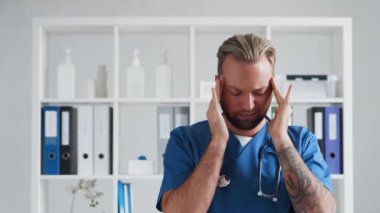 Hastane ofisinde çalışan profesyonel tıp doktoru genç ve kendinden emin bir doktorun portresi..
