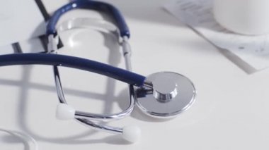 Hastanedeki doktor masasında farklı malzeme ve ekipmanlara yakın çekim..