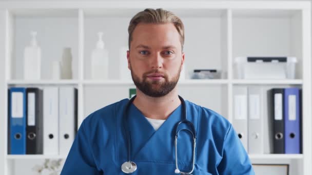 Kórházi rendelőben dolgozó szakorvos, fiatal és magabiztos orvos portréja. — Stock videók