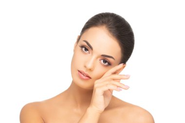 Güzel esmer bir kızın yüzü. Beyaz tenli genç ve çekici bir kadının portresi.