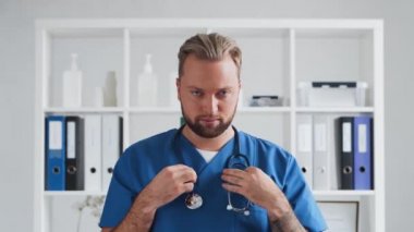 Hastane ofisinde profesyonel tıp doktoru, genç ve kendinden emin bir doktorun portresi..