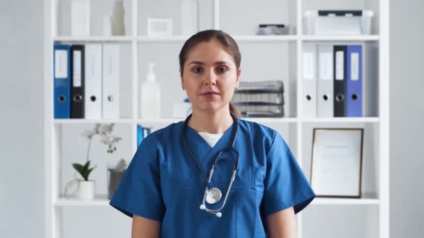 Kórházi rendelőben dolgozó szakorvos, fiatal és vonzó női orvos portréja. — Stock videók