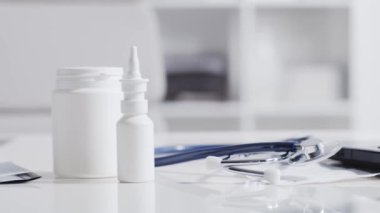 Hastanedeki doktor masasında farklı malzeme ve ekipmanlara yakın çekim..