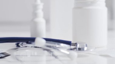 Hastanedeki doktor masasında farklı malzeme ve ekipmanlara yakın çekim..