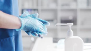 Tıbbi sabunla dezenfektan kullanan doktorların yakın çekimi. Hastanedeki ofis arka planda..