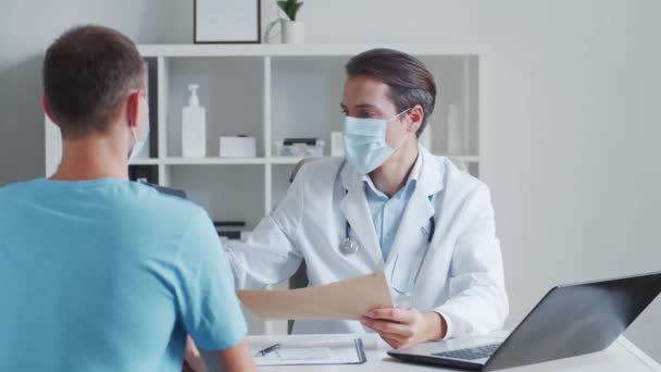 Le pédiatre examine le jeune homme. Médecin et patient au cabinet médical dans les cliniques. — Video