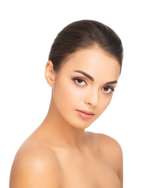 Güzel esmer bir kızın yüzü. Beyaz tenli genç ve çekici bir kadının portresi.