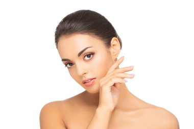 Güzel esmer bir kızın yüzü. Beyaz tenli genç ve çekici bir kadının portresi.