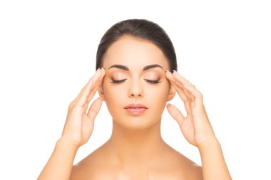 Güzel esmer bir kızın yüzü. Beyaz tenli genç ve çekici bir kadının portresi.