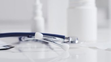 Hastanedeki doktor masasında farklı malzeme ve ekipmanlara yakın çekim..