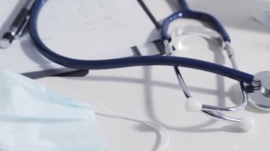 Hastanedeki doktor masasında farklı malzeme ve ekipmanlara yakın çekim..