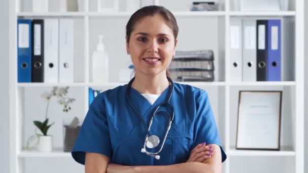 Professionele arts werkt in het ziekenhuis kantoor, Portret van jonge en aantrekkelijke vrouwelijke arts. — Stockvideo