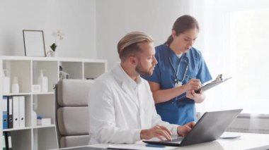 Hastane ofisinde çalışan profesyonel tıp doktorları. Başhekim ve genç hemşireyle tartışın..