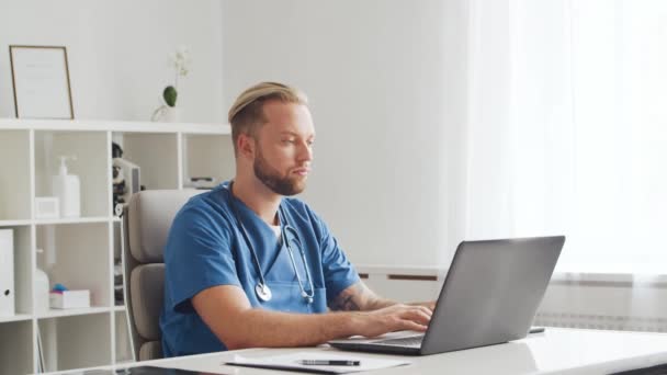 Zeitraffer des professionellen Arztes arbeitet in Krankenhausbüro mit Computertechnologie. — Stockvideo