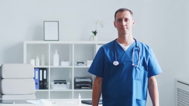 Professionele arts werkzaam in het ziekenhuis kantoor, Portret van jonge en zelfverzekerde arts. — Stockvideo