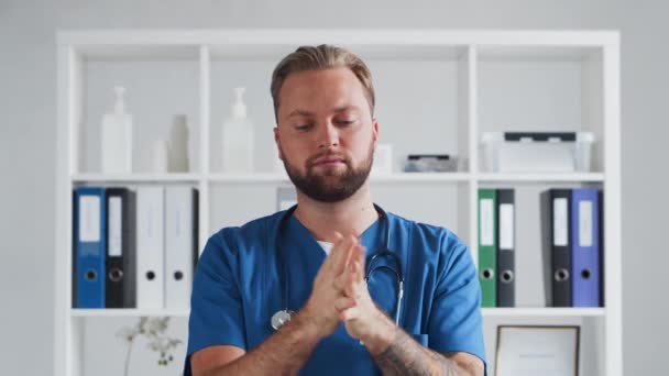 Médecin professionnel dans le bureau de l'hôpital, Portrait du jeune médecin confiant. — Video