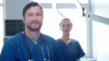 Acil tıpta çalışan profesyonel tıp doktorları. Cerrah ve hemşirenin portresi..
