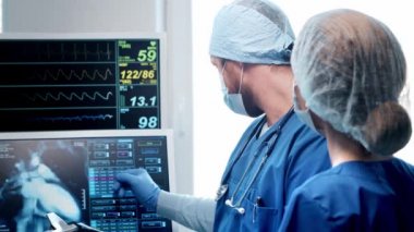 Acil tıpta çalışan profesyonel tıp doktorları. Koruyucu maskeli hemşire ve cerrahın portresi..