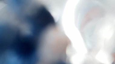 Doktorların elindeki oksijen maskesinin birinci şahıs görüntüsü. Hasta, koruyucu maskeli cerrahların yüzüne bakıyor. Anestezi ve narkoz..