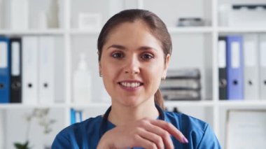 Hastane ofisinde profesyonel tıp doktoru, genç ve çekici kadın hekimin portresi..