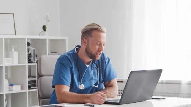 Berufsmediziner arbeitet in Krankenhausbüro mit Computertechnik. — Stockvideo