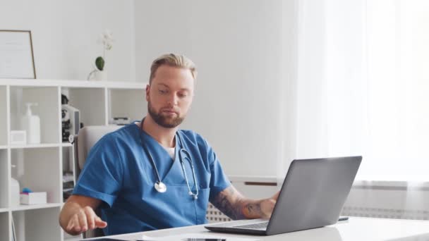 Médecin professionnel travaille dans le bureau de l'hôpital en utilisant la technologie informatique. — Video