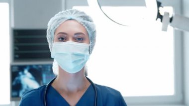 Acil servisteki profesyonel tıp hemşiresi genç ve kendinden emin bir doktorun portresi..