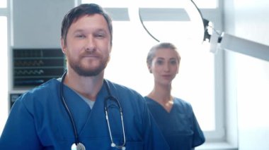 Acil tıpta çalışan profesyonel tıp doktorları. Cerrah ve hemşirenin portresi..