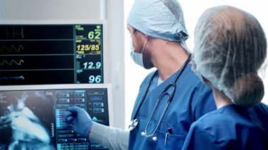 Acil tıpta çalışan profesyonel tıp doktorları. Koruyucu maskeli hemşire ve cerrahın portresi..