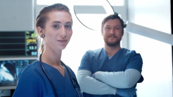 Médicos profissionais que trabalham em medicina de emergência. Retrato do cirurgião e da enfermeira. — Vídeo de Stock