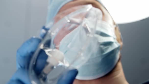 First-person view of the oxygen mask in doctors hand. Patient looking to the face of the surgeon in protective mask. Anesthesia and narcosis. — Stock Video