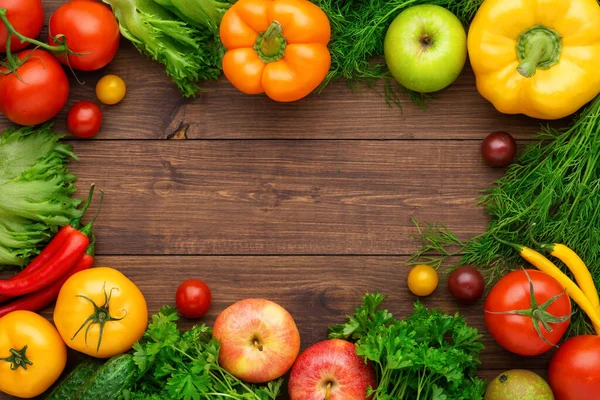Ingredientes alimenticios saludables: verduras frescas, frutas y superalimentos. Fondo de madera —  Fotos de Stock