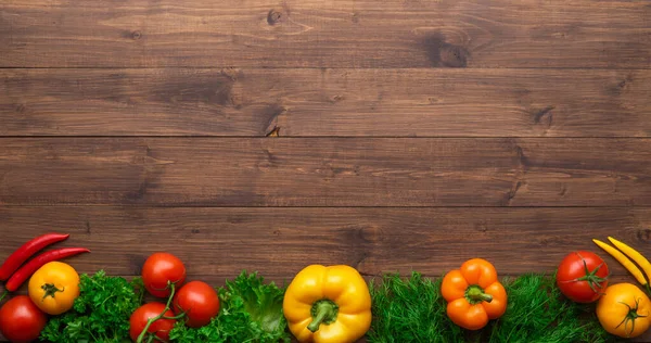 Здорове харчування: свіжі овочі, фрукти та суперпродукти. Дерев'яний фон — стокове фото