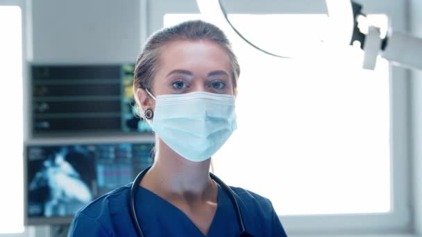 Professionell Sjuksköterska Akutmottagningen Porträtt Ung Och Självsäker Läkare Medicinskt Koncept — Stockvideo