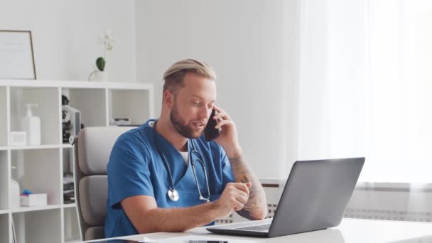 Professionelle Ärzte Arbeiten Krankenhausbüros Mit Computertechnologie Medizin Und Gesundheitskonzepte — Stockvideo