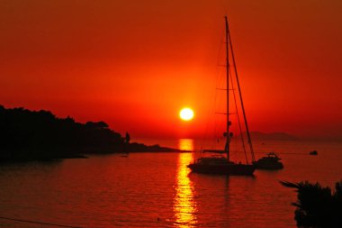 Gün batımı tekne ve sahil ile denizde