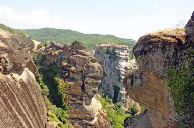 Güzel manzaralı çarpıcı dağlar ve kayalar ve manastırları Meteora, Yunanistan